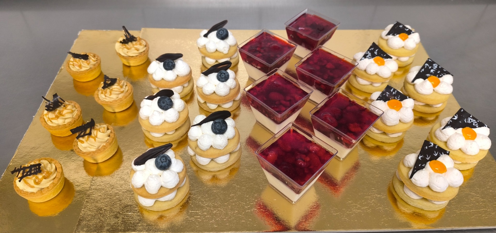 Nové mini zákusky - ovocné dortíčky, panna cotta s malinami a karamelové košíčky 